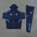 Chándal hombre Arsenal FC temporada 2025 2026 chaqueta cortaviento y pantalón azul marino entrenamiento calidad 1.1 premium oficial gunners. Arsenal 2025, Chándal Arsenal azul marino, Cortaviento Arsenal, Ropa Arsenal barata, Entrenamiento Arsenal 25/26, Calidad 1.1 Arsenal, Premier League Gear, Tienda Hincha Futbolero, Arsenal Navy Tracksuit.