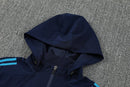 Chándal hombre Arsenal FC temporada 2025 2026 chaqueta cortaviento y pantalón azul marino entrenamiento calidad 1.1 premium oficial gunners. Arsenal 2025, Chándal Arsenal azul marino, Cortaviento Arsenal, Ropa Arsenal barata, Entrenamiento Arsenal 25/26, Calidad 1.1 Arsenal, Premier League Gear, Tienda Hincha Futbolero, Arsenal Navy Tracksuit.