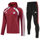 Chándal hombre Bayern Munich temporada 2025 2026 chaqueta cortaviento bordó y pantalón negro entrenamiento calidad 1.1 premium oficial bávaro.Bayern Munich 2025, Chándal Bayern bordó, Cortaviento Bayern negro, Ropa Bayern barata, Entrenamiento Bayern 25/26, Calidad 1.1 Bayern Munich, Bundesliga Gear, Tienda Hincha Futbolero, Bayern Munich Burgundy Tracksuit.