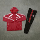 Chándal hombre Bayern Munich temporada 2025 2026 chaqueta cortaviento bordó y pantalón negro entrenamiento calidad 1.1 premium oficial bávaro.Bayern Munich 2025, Chándal Bayern bordó, Cortaviento Bayern negro, Ropa Bayern barata, Entrenamiento Bayern 25/26, Calidad 1.1 Bayern Munich, Bundesliga Gear, Tienda Hincha Futbolero, Bayern Munich Burgundy Tracksuit.