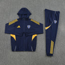Chándal hombre Boca Juniors temporada 2025 2026 oficial azul marino chaqueta cortaviento y pantalón fútbol técnica transpirable Xeneize Bombonera.