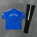 Tienda Hincha Futbolero, Chelsea 26/27, Chándal entrenamiento Chelsea, Chelsea azul y negro, Sudadera Chelsea, Pantalón entrenamiento Chelsea, Training tracksuit Chelsea, Comprar chándal Chelsea oficial, Ropa de fútbol, Chelsea FC, Tienda fútbol online, Premier League.