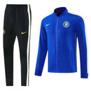 Chándal Chelsea FC 26/27 Chaqueta y Pantalón - Chelsea FC, Chelsea, Blues, Stamford Bridge, Premier League, London Football, English Football, Tracksuit, Chandal de Futbol, Conjunto Deportivo, Chaqueta Azul, Pantalon Negro, Two Tone Tracksuit, Bicolor, Entrenamiento, Paseo, Hombre, Men, Chandal de Hombre, 2026, 2027, Tienda Hincha Futbolero