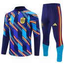 Tienda Hincha Futbolero, España 26/27, Chándal calentamiento España, España azul, RFEF, La Roja, Ropa oficial España, Comprar chándal España, Equipación calentamiento España, Sudadera España, Pantalón España, Tienda fútbol online, Fútbol internacional, Selección española.