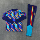 Tienda Hincha Futbolero, España 26/27, Chándal calentamiento España, España azul, RFEF, La Roja, Ropa oficial España, Comprar chándal España, Equipación calentamiento España, Sudadera España, Pantalón España, Tienda fútbol online, Fútbol internacional, Selección española.