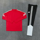 Chándal hombre selección española sudadera roja y pantalón negro entrenamiento temporada 2026 2027 calidad 1.1 oficial, España 2026, Chándal España rojo, Ropa entrenamiento España, Equipación España barata, Calidad 1.1 RFEF, Tienda Hincha Futbolero, Lamine Yamal 2026, Bloke Core España, Sudadera España 2026, Regalo fútbol mundial.