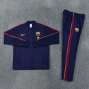 Chándal FC Barcelona 26/27 Chaqueta y Pantalón - FC Barcelona, Barca, Blaugrana, Camp Nou, LaLiga, Champions League, Football Tracksuit, Chandal de Futbol, Conjunto Deportivo, Chaqueta Azul Marino, Pantalon Azul Marino, Navy Blue Tracksuit, Entrenamiento, Paseo, Hombre, Men, Chandal de Hombre, 2026, 2027, Tienda Hincha Futbolero