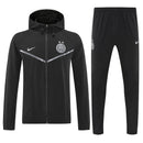 Chándal hombre Inter de Milán temporada 2025 2026 chaqueta cortaviento y pantalón negro entrenamiento calidad 1.1 premium oficial nerazzurro, Inter de Milán 2025, Chándal Inter negro, Cortaviento Inter Milán, Ropa Inter barata, Entrenamiento Inter 25/26, Calidad 1.1 Inter Milán, Serie A Gear, Tienda Hincha Futbolero, Inter Milan Black Tracksuit.