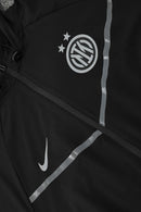 Chándal hombre Inter de Milán temporada 2025 2026 chaqueta cortaviento y pantalón negro entrenamiento calidad 1.1 premium oficial nerazzurro, Inter de Milán 2025, Chándal Inter negro, Cortaviento Inter Milán, Ropa Inter barata, Entrenamiento Inter 25/26, Calidad 1.1 Inter Milán, Serie A Gear, Tienda Hincha Futbolero, Inter Milan Black Tracksuit.