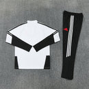 Chándal Liverpool FC 26/27 sudadera blanca y pantalón negro - Liverpool, LFC, Reds, Liverpool 26/27, Chándal Liverpool, Ropa Liverpool, Premier League, Entrenamiento, Tienda Hincha Futbolero, Fútbol, Moda Futbolera, Conjunto Deportivo