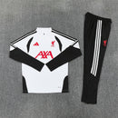 Chándal Liverpool FC 26/27 sudadera blanca y pantalón negro - Liverpool, LFC, Reds, Liverpool 26/27, Chándal Liverpool, Ropa Liverpool, Premier League, Entrenamiento, Tienda Hincha Futbolero, Fútbol, Moda Futbolera, Conjunto Deportivo