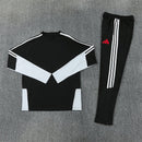 Chándal Liverpool FC 26/27 color negro conjunto completo - Liverpool, LFC, Reds, Liverpool 26/27, Chándal Liverpool, Ropa Liverpool, Premier League, Entrenamiento, Tienda Hincha Futbolero, Fútbol, Moda Futbolera, Total Black, Liverpool Negro