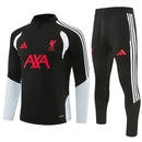 Chándal Liverpool FC 26/27 color negro conjunto completo - Liverpool, LFC, Reds, Liverpool 26/27, Chándal Liverpool, Ropa Liverpool, Premier League, Entrenamiento, Tienda Hincha Futbolero, Fútbol, Moda Futbolera, Total Black, Liverpool Negro