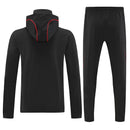 Chándal hombre Liverpool FC temporada 2025 2026 chaqueta cortaviento y pantalón negro entrenamiento calidad 1.1 premium oficial reds. Liverpool 2025, Chándal Liverpool negro, Cortaviento Liverpool, Ropa Reds barata, Entrenamiento Liverpool 25/26, Calidad 1.1 Liverpool, Premier League Gear, Tienda Hincha Futbolero, Liverpool Black Tracksuit.