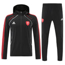 Chándal hombre Liverpool FC temporada 2025 2026 chaqueta cortaviento y pantalón negro entrenamiento calidad 1.1 premium oficial reds. Liverpool 2025, Chándal Liverpool negro, Cortaviento Liverpool, Ropa Reds barata, Entrenamiento Liverpool 25/26, Calidad 1.1 Liverpool, Premier League Gear, Tienda Hincha Futbolero, Liverpool Black Tracksuit.