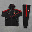 Chándal hombre Liverpool FC temporada 2025 2026 chaqueta cortaviento y pantalón negro entrenamiento calidad 1.1 premium oficial reds. Liverpool 2025, Chándal Liverpool negro, Cortaviento Liverpool, Ropa Reds barata, Entrenamiento Liverpool 25/26, Calidad 1.1 Liverpool, Premier League Gear, Tienda Hincha Futbolero, Liverpool Black Tracksuit.