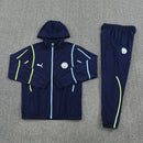 Chándal hombre Manchester City temporada 2025 2026 chaqueta cortaviento y pantalón azul marino entrenamiento calidad 1.1 premium oficial cityzen. Manchester City 2025, Chándal City azul marino, Cortaviento Man City, Ropa Cityzens barata, Entrenamiento City 25/26, Calidad 1.1 Man City, Premier League Gear, Tienda Hincha Futbolero, Manchester City Navy Tracksuit.
