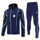 Chándal hombre Manchester City temporada 2025 2026 chaqueta cortaviento y pantalón azul marino entrenamiento calidad 1.1 premium oficial cityzen. Manchester City 2025, Chándal City azul marino, Cortaviento Man City, Ropa Cityzens barata, Entrenamiento City 25/26, Calidad 1.1 Man City, Premier League Gear, Tienda Hincha Futbolero, Manchester City Navy Tracksuit.