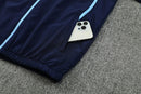 Chándal hombre Manchester City temporada 2025 2026 chaqueta cortaviento y pantalón azul marino entrenamiento calidad 1.1 premium oficial cityzen. Manchester City 2025, Chándal City azul marino, Cortaviento Man City, Ropa Cityzens barata, Entrenamiento City 25/26, Calidad 1.1 Man City, Premier League Gear, Tienda Hincha Futbolero, Manchester City Navy Tracksuit.
