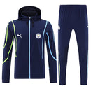 Chándal hombre Manchester City temporada 2025 2026 chaqueta cortaviento y pantalón azul marino entrenamiento calidad 1.1 premium oficial cityzen. Manchester City 2025, Chándal City azul marino, Cortaviento Man City, Ropa Cityzens barata, Entrenamiento City 25/26, Calidad 1.1 Man City, Premier League Gear, Tienda Hincha Futbolero, Manchester City Navy Tracksuit.