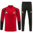 Chándal Manchester United 26/27 sudadera roja y pantalón negro - Manchester United, ManU, Red Devils, Chándal Manchester United, Ropa Manchester United, Premier League, Entrenamiento, Tienda Hincha Futbolero, Fútbol, Moda Futbolera, Conjunto Deportivo, Manchester United 26/27