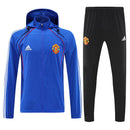 Chándal hombre Manchester United temporada 2025 2026 chaqueta cortaviento azul y pantalón negro entrenamiento calidad 1.1 premium oficial red devils. Manchester United 2025, Chándal United azul, Cortaviento Man United, Ropa United barata, Entrenamiento United 25/26, Calidad 1.1 Manchester United, Premier League Gear, Tienda Hincha Futbolero, Manchester United Blue Tracksuit.