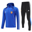 Chándal hombre Manchester United temporada 2025 2026 chaqueta cortaviento azul y pantalón negro entrenamiento calidad 1.1 premium oficial red devils. Manchester United 2025, Chándal United azul, Cortaviento Man United, Ropa United barata, Entrenamiento United 25/26, Calidad 1.1 Manchester United, Premier League Gear, Tienda Hincha Futbolero, Manchester United Blue Tracksuit.
