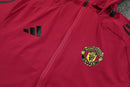Chándal hombre Manchester United temporada 2025 2026 chaqueta cortaviento roja y pantalón negro entrenamiento calidad 1.1 premium oficial red devils. Manchester United 2025, Chándal United rojo, Cortaviento Man United, Ropa United barata, Entrenamiento United 25/26, Calidad 1.1 Manchester United, Premier League Gear, Tienda Hincha Futbolero, Manchester United Red Tracksuit.