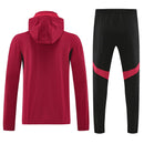 Chándal hombre Manchester United temporada 2025 2026 chaqueta cortaviento roja y pantalón negro entrenamiento calidad 1.1 premium oficial red devils. Manchester United 2025, Chándal United rojo, Cortaviento Man United, Ropa United barata, Entrenamiento United 25/26, Calidad 1.1 Manchester United, Premier League Gear, Tienda Hincha Futbolero, Manchester United Red Tracksuit.