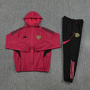 Chándal hombre Manchester United temporada 2025 2026 chaqueta cortaviento roja y pantalón negro entrenamiento calidad 1.1 premium oficial red devils. Manchester United 2025, Chándal United rojo, Cortaviento Man United, Ropa United barata, Entrenamiento United 25/26, Calidad 1.1 Manchester United, Premier League Gear, Tienda Hincha Futbolero, Manchester United Red Tracksuit.