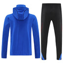 Chándal hombre Manchester United temporada 2025 2026 chaqueta cortaviento azul y pantalón negro entrenamiento calidad 1.1 premium oficial red devils. Manchester United 2025, Chándal United azul, Cortaviento Man United, Ropa United barata, Entrenamiento United 25/26, Calidad 1.1 Manchester United, Premier League Gear, Tienda Hincha Futbolero, Manchester United Blue Tracksuit.