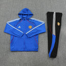 Chándal hombre Manchester United temporada 2025 2026 chaqueta cortaviento azul y pantalón negro entrenamiento calidad 1.1 premium oficial red devils. Manchester United 2025, Chándal United azul, Cortaviento Man United, Ropa United barata, Entrenamiento United 25/26, Calidad 1.1 Manchester United, Premier League Gear, Tienda Hincha Futbolero, Manchester United Blue Tracksuit.