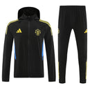 Chándal hombre Manchester United temporada 2025 2026 chaqueta cortaviento y pantalón negro entrenamiento calidad 1.1 premium oficial red devils. Chándal hombre Manchester United temporada 2025 2026 chaqueta cortaviento y pantalón negro entrenamiento calidad 1.1 premium oficial red devils.