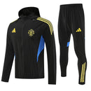 Chándal hombre Manchester United temporada 2025 2026 chaqueta cortaviento y pantalón negro entrenamiento calidad 1.1 premium oficial red devils. Chándal hombre Manchester United temporada 2025 2026 chaqueta cortaviento y pantalón negro entrenamiento calidad 1.1 premium oficial red devils.