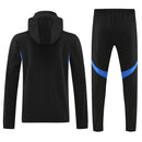 Chándal hombre Manchester United temporada 2025 2026 chaqueta cortaviento y pantalón negro entrenamiento calidad 1.1 premium oficial red devils. Chándal hombre Manchester United temporada 2025 2026 chaqueta cortaviento y pantalón negro entrenamiento calidad 1.1 premium oficial red devils.