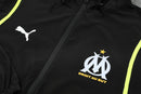 Chándal hombre Olympique de Marseille temporada 2025 2026 chaqueta cortaviento y pantalón negro entrenamiento calidad 1.1 premium oficial OM. Marsella 2025, Chándal Marsella negro, Cortaviento Marseille, Ropa OM barata, Entrenamiento Marsella 25/26, Calidad 1.1 Marseille, Ligue 1 Gear, Tienda Hincha Futbolero, Olympique Marseille Black Tracksuit.
