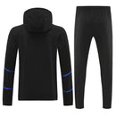 Chándal hombre Olympique de Marseille temporada 2025 2026 chaqueta cortaviento y pantalón negro entrenamiento calidad 1.1 premium oficial OM. Marsella 2025, Chándal Marsella negro, Cortaviento Marseille, Ropa OM barata, Entrenamiento Marsella 25/26, Calidad 1.1 Marseille, Ligue 1 Gear, Tienda Hincha Futbolero, Olympique Marseille Black Tracksuit.