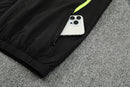 Chándal hombre Olympique de Marseille temporada 2025 2026 chaqueta cortaviento y pantalón negro entrenamiento calidad 1.1 premium oficial OM. Marsella 2025, Chándal Marsella negro, Cortaviento Marseille, Ropa OM barata, Entrenamiento Marsella 25/26, Calidad 1.1 Marseille, Ligue 1 Gear, Tienda Hincha Futbolero, Olympique Marseille Black Tracksuit.