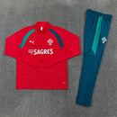Tienda Hincha Futbolero, Portugal 26/27, Chándal entrenamiento Portugal, Portugal rojo y verde, Training tracksuit Portugal, Selección portuguesa, Ropa oficial Portugal, Comprar chándal Portugal, Equipación entrenamiento Portugal, Sudadera roja Portugal, Tienda fútbol online, Fútbol internacional, A Seleção das Quinas.