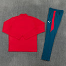 Tienda Hincha Futbolero, Portugal 26/27, Chándal entrenamiento Portugal, Portugal rojo y verde, Training tracksuit Portugal, Selección portuguesa, Ropa oficial Portugal, Comprar chándal Portugal, Equipación entrenamiento Portugal, Sudadera roja Portugal, Tienda fútbol online, Fútbol internacional, A Seleção das Quinas.