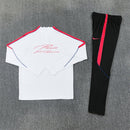 Chándal PSG 26/27 sudadera blanca y pantalón negro, PSG, Paris Saint-Germain, Chándal PSG, Ropa PSG, Entrenamiento PSG, Fútbol, Chándal Blanco y Negro, Tienda Hincha Futbolero, 26/27, Moda Futbolera, Conjunto Deportivo PSG