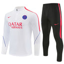 Chándal PSG 26/27 sudadera blanca y pantalón negro, PSG, Paris Saint-Germain, Chándal PSG, Ropa PSG, Entrenamiento PSG, Fútbol, Chándal Blanco y Negro, Tienda Hincha Futbolero, 26/27, Moda Futbolera, Conjunto Deportivo PSG