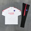 Chándal PSG 26/27 sudadera blanca y pantalón negro, PSG, Paris Saint-Germain, Chándal PSG, Ropa PSG, Entrenamiento PSG, Fútbol, Chándal Blanco y Negro, Tienda Hincha Futbolero, 26/27, Moda Futbolera, Conjunto Deportivo PSG