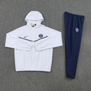 Chándal hombre PSG temporada 2025 2026 chaqueta cortaviento blanca y pantalón negro entrenamiento calidad 1.1 premium oficial paris saint germain. PSG 2025, Chándal PSG blanco, Cortaviento PSG negro, Ropa PSG barata, Entrenamiento PSG 25/26, Calidad 1.1 PSG, Ligue 1 Gear, Tienda Hincha Futbolero, PSG White Tracksuit.