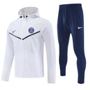 Chándal hombre PSG temporada 2025 2026 chaqueta cortaviento blanca y pantalón negro entrenamiento calidad 1.1 premium oficial paris saint germain. PSG 2025, Chándal PSG blanco, Cortaviento PSG negro, Ropa PSG barata, Entrenamiento PSG 25/26, Calidad 1.1 PSG, Ligue 1 Gear, Tienda Hincha Futbolero, PSG White Tracksuit.