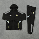 Chándal hombre Real Madrid temporada 2025 2026 chaqueta cortaviento y pantalón negro entrenamiento calidad 1.1 premium oficial madridista. Real Madrid 2025, Chándal Real Madrid negro, Cortaviento Madrid negro, Ropa Real Madrid barata, Entrenamiento Madrid 25/26, Calidad 1.1 Real Madrid, La Liga Gear, Tienda Hincha Futbolero, Real Madrid Black Tracksuit.