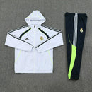Chándal hombre Real Madrid temporada 2025 2026 chaqueta cortaviento blanca y pantalón negro entrenamiento calidad 1.1 premium oficial madridista. Real Madrid 2025, Cortaviento Real Madrid blanco, Chándal Madrid negro, Ropa Real Madrid barata, Entrenamiento Madrid 25/26, Calidad 1.1 Real Madrid, La Liga Gear, Tienda Hincha Futbolero, Real Madrid Windbreaker.
