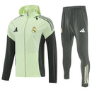 Chándal hombre Real Madrid temporada 2025 2026 chaqueta cortaviento verde y pantalón gris entrenamiento calidad 1.1 premium oficial madridista. Real Madrid 2025, Cortaviento Real Madrid verde, Chándal Madrid gris, Ropa Real Madrid barata, Entrenamiento Madrid 25/26, Calidad 1.1 Real Madrid, Champions League Gear, Tienda Hincha Futbolero, Real Madrid Green Jacket.
