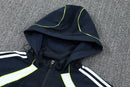 Chándal hombre Real Madrid temporada 2025 2026 chaqueta cortaviento y pantalón azul marino entrenamiento calidad 1.1 premium oficial madridista. Real Madrid 2025, Chándal Real Madrid azul marino, Cortaviento Madrid navy, Ropa Real Madrid barata, Entrenamiento Madrid 25/26, Calidad 1.1 Real Madrid, La Liga Gear, Tienda Hincha Futbolero, Real Madrid Dark Blue Tracksuit.