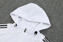 Chándal hombre Real Madrid temporada 2025 2026 chaqueta cortaviento blanca y pantalón negro calidad 1.1 premium oficial madridista. Real Madrid 2025, Cortaviento Real Madrid blanco, Chándal Madrid negro, Ropa Real Madrid barata, Entrenamiento Madrid 25/26, Calidad 1.1 Real Madrid, La Liga Gear, Tienda Hincha Futbolero, Real Madrid Windbreaker.
